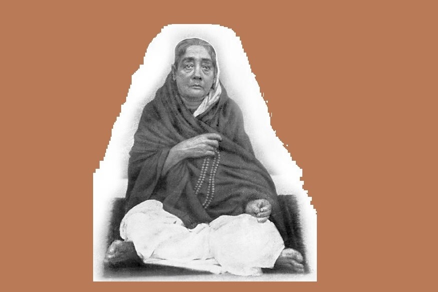 हा फोटो आहे, स्वामी विवेकानंद यांच्या आईचा. त्याचं नाव भुवनेश्वरी देवी होतं. स्वामी विवेकानंद यांचे वडील विश्वनाथ दत्त हे कोलकाता उच्च न्यायालयातील प्रसिद्ध वकील होते. संस्कृत आणि फार्सी भाषेवरही त्यांचं प्रभुत्व होतं. मात्र त्यांनी सन्यास घेतला आणि ते बाबा दुर्गाचरण दत्ता झाले. स्वामी विवेकानंद यांची आई भुवनेश्वरी देवी या ही अत्यंत धार्मिक होत्या. त्यांचा बहुतांश वेळ भगवान शंकराच्या पूजा अर्चनेत जात असे. हा फोटो आहे, स्वामी विवेकानंद यांच्या आईचा. त्याचं नाव भुवनेश्वरी देवी होतं. स्वामी विवेकानंद यांचे वडील विश्वनाथ दत्त हे कोलकाता उच्च न्यायालयातील प्रसिद्ध वकील होते. संस्कृत आणि फार्सी भाषेवरही त्यांचं प्रभुत्व होतं. मात्र त्यांनी सन्यास घेतला आणि ते बाबा दुर्गाचरण दत्ता झाले. स्वामी विवेकानंद यांची आई भुवनेश्वरी देवी या ही अत्यंत धार्मिक होत्या. त्यांचा बहुतांश वेळ भगवान शंकराच्या पूजा अर्चनेत जात असे.