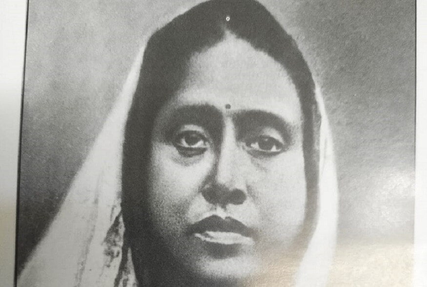 हा फोटो आहे स्वामी विवेकानंद यांची बहीण स्वर्णमयी देवी यांचा. या 72 वर्षापर्यंत जीवित होत्या. रामकृष्ण मिशन द्वारे प्रकाशित विवेकानंद यांच्या जीवनावरील पुस्तकात दिलेल्या माहितीनुसार, स्वर्णमयी देवी आणि विवेकानंद यांच्यामध्ये खूप घट्ट नातं होतं. लहान असताना स्वामी विवेकानंद अर्थात नरेंद्र कायम आपल्या या बहिणीबरोबर असायचे. त्यांच्याबरोबर मस्ती करायचे. हा फोटो आहे स्वामी विवेकानंद यांची बहीण स्वर्णमयी देवी यांचा. या 72 वर्षापर्यंत जीवित होत्या. रामकृष्ण मिशन द्वारे प्रकाशित विवेकानंद यांच्या जीवनावरील पुस्तकात दिलेल्या माहितीनुसार, स्वर्णमयी देवी आणि विवेकानंद यांच्यामध्ये खूप घट्ट नातं होतं. लहान असताना स्वामी विवेकानंद अर्थात नरेंद्र कायम आपल्या या बहिणीबरोबर असायचे. त्यांच्याबरोबर मस्ती करायचे.