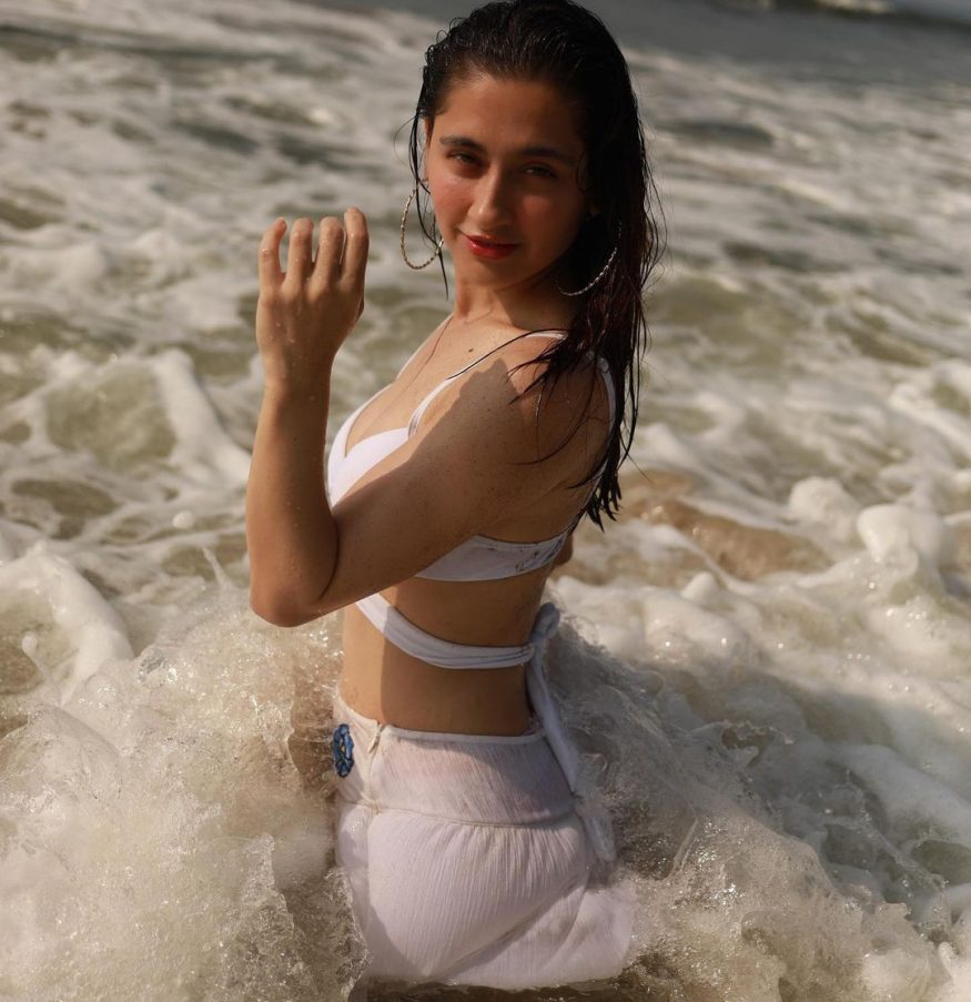 संजिदा शेख (Sanjeeda Shaikh) जुबिन नौटियाल (Jubin Nautiyal) याच्याबरोबर 'तो आ गये हम'(Toh Aagaye Hum) या म्युझिक अल्बबमध्ये दिसणार आहे. मिथुन (Mithoon) आणि जुबिन यांनी हे गायले असून संजिदा यामध्ये झळकणार आहे. तिच्या या गाण्यातील एका फोटोने सध्या इंटरनेटवर धुमाकूळ घातला आहे. या फोटोत ती समुद्रात सफेद रंगाच्या ड्रेसमध्ये दिसून येत असून या फोटोत ती खूपच सेक्सी दिसत आहे. (Image: Instagram) संजिदा शेख (Sanjeeda Shaikh) जुबिन नौटियाल (Jubin Nautiyal) याच्याबरोबर 'तो आ गये हम'(Toh Aagaye Hum) या म्युझिक अल्बबमध्ये दिसणार आहे. मिथुन (Mithoon) आणि जुबिन यांनी हे गायले असून संजिदा यामध्ये झळकणार आहे. तिच्या या गाण्यातील एका फोटोने सध्या इंटरनेटवर धुमाकूळ घातला आहे. या फोटोत ती समुद्रात सफेद रंगाच्या ड्रेसमध्ये दिसून येत असून या फोटोत ती खूपच सेक्सी दिसत आहे. (Image: Instagram)