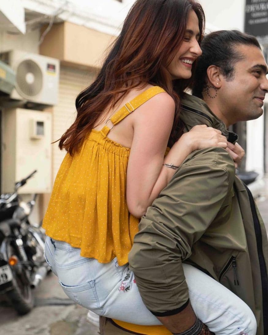 या फोटोत ती जुबिन नौटियाल (Jubin Nautiyal) बरोबर एका म्युझिक व्हिडीओमध्ये दिसून येत आहे. (Image: Instagram) या फोटोत ती जुबिन नौटियाल (Jubin Nautiyal) बरोबर एका म्युझिक व्हिडीओमध्ये दिसून येत आहे. (Image: Instagram)