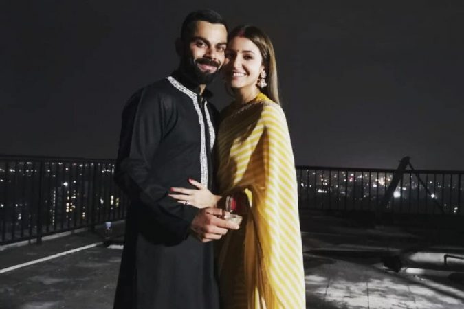दिवाळी किंवा करवा चौथ या सणांच्या दिवशी विराट (Virat Kohli) आणि अनुष्का आपले फोटो शेअर करत असतात. या फोटोमध्ये विराट आणि अनुष्का करवा चौथच्या दिवशी फोटो काढताना दिसून येत आहेत. (फोटो साभारः Instagram) दिवाळी किंवा करवा चौथ या सणांच्या दिवशी विराट (Virat Kohli) आणि अनुष्का आपले फोटो शेअर करत असतात. या फोटोमध्ये विराट आणि अनुष्का करवा चौथच्या दिवशी फोटो काढताना दिसून येत आहेत. (फोटो साभारः Instagram)