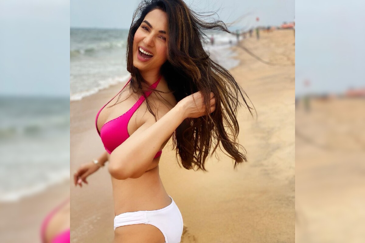 या सर्व फोटोंमध्ये सोनल चौहान अतिशय हॉट लुकमध्ये पाहायला मिळत आहे. अभिनेत्रीचा हा लुक पाहून चाहते घायाळ होत आहेत. तसेच या फोटोवर कमेंट करण्यासाठी चाहत्यांनी गर्दी केली आहे. (फोटो साभारः Instagram @sonalchauhan) या सर्व फोटोंमध्ये सोनल चौहान अतिशय हॉट लुकमध्ये पाहायला मिळत आहे. अभिनेत्रीचा हा लुक पाहून चाहते घायाळ होत आहेत. तसेच या फोटोवर कमेंट करण्यासाठी चाहत्यांनी गर्दी केली आहे. (फोटो साभारः Instagram @sonalchauhan)