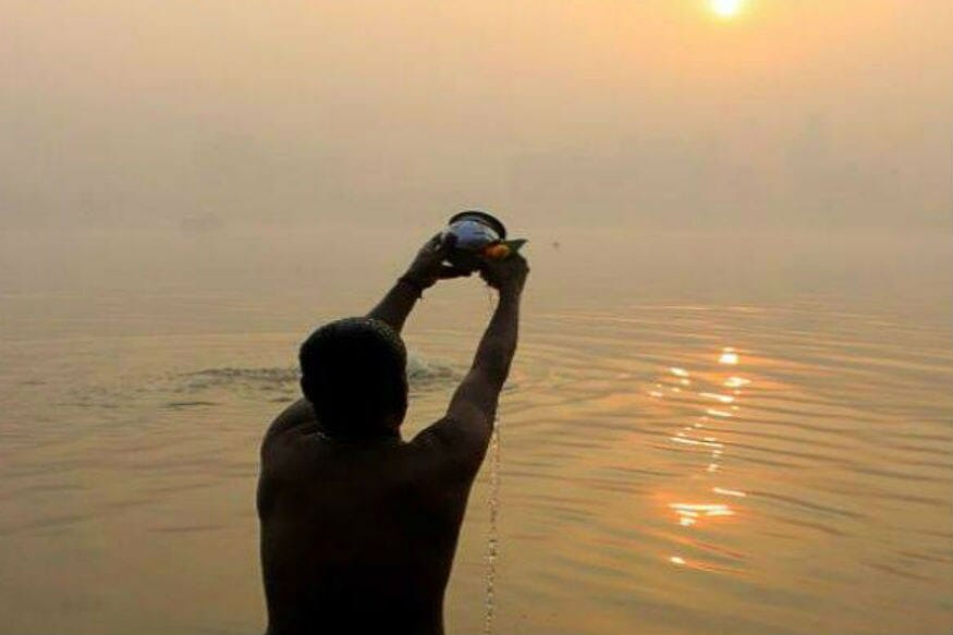 सूर्याचं एका राशीतून दुसर्या राशीत संक्रमण अर्थात मार्गक्रमण होत असते. सूर्य जेव्हा मकर राशीमध्ये प्रवेश करतो तेव्हा जी संक्रांत येते त्याला मकर संक्रांती असं म्हटलं जातं. यावेळी सूर्याचं दक्षिणायन संपून उत्तरायण सुरू होत असतं. यानंतर दिवस हळूहळू मोठा होत जातो. सूर्याचे उत्तरायण झाल्यानं सर्व काळ हा शुभ सुरू होत असल्याची मान्यता आहे. या काळात केलेल्या कामांना यश येत असून याचे फळ तुम्हाला 100 पट मिळते अशी धारणा आहे. (फोटो सौजन्य- फर्स्ट पोस्ट) सूर्याचं एका राशीतून दुसर्या राशीत संक्रमण अर्थात मार्गक्रमण होत असते. सूर्य जेव्हा मकर राशीमध्ये प्रवेश करतो तेव्हा जी संक्रांत येते त्याला मकर संक्रांती असं म्हटलं जातं. यावेळी सूर्याचं दक्षिणायन संपून उत्तरायण सुरू होत असतं. यानंतर दिवस हळूहळू मोठा होत जातो. सूर्याचे उत्तरायण झाल्यानं सर्व काळ हा शुभ सुरू होत असल्याची मान्यता आहे. या काळात केलेल्या कामांना यश येत असून याचे फळ तुम्हाला 100 पट मिळते अशी धारणा आहे. (फोटो सौजन्य- फर्स्ट पोस्ट)