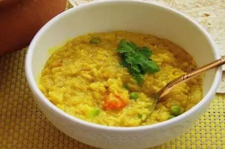 या दिवशी तांदूळ आणि उडीद डाळीची खिचडी खाण्याची परंपरा आहे. तांदळाला चंद्राचं रूप देण्यात आलं असून डाळीला शनीचं रूप देण्यात आलं आहे. याचबरोबर हिरव्या भाज्यांना बुद्ध ग्रहाचं रूप देण्यात आलं आहे. या सगळ्यांचा सूर्य आणि मंगळाशी थेट संबंध असल्याने या पदार्थांची खीर करून खाल्ली जाते. या सर्व ग्रहांचा सूर्यावर सकारात्मक परिणाम होत असल्याने अनेक ठिकाणी खिचडी पर्वदेखील भरवलं जातं. या दिवशी तांदूळ आणि उडीद डाळीची खिचडी खाण्याची परंपरा आहे. तांदळाला चंद्राचं रूप देण्यात आलं असून डाळीला शनीचं रूप देण्यात आलं आहे. याचबरोबर हिरव्या भाज्यांना बुद्ध ग्रहाचं रूप देण्यात आलं आहे. या सगळ्यांचा सूर्य आणि मंगळाशी थेट संबंध असल्याने या पदार्थांची खीर करून खाल्ली जाते. या सर्व ग्रहांचा सूर्यावर सकारात्मक परिणाम होत असल्याने अनेक ठिकाणी खिचडी पर्वदेखील भरवलं जातं.