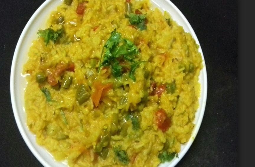 या पदार्थाला बाबा गोरखनाथ यांनी खिचडी हे नाव दिलं. त्यानंतर अनेक ठिकाणी मकर संक्रांतला खिचडी बनवण्याची परंपरा सुरू झाली. गोरखपूर येथे मकर संक्रांतला बाबा गोरखनाथ मंदिरात मोठ्या प्रमाणात खिचडी तयार करून तिचा नैवद्य दाखवला जातो. या पदार्थाला बाबा गोरखनाथ यांनी खिचडी हे नाव दिलं. त्यानंतर अनेक ठिकाणी मकर संक्रांतला खिचडी बनवण्याची परंपरा सुरू झाली. गोरखपूर येथे मकर संक्रांतला बाबा गोरखनाथ मंदिरात मोठ्या प्रमाणात खिचडी तयार करून तिचा नैवद्य दाखवला जातो.