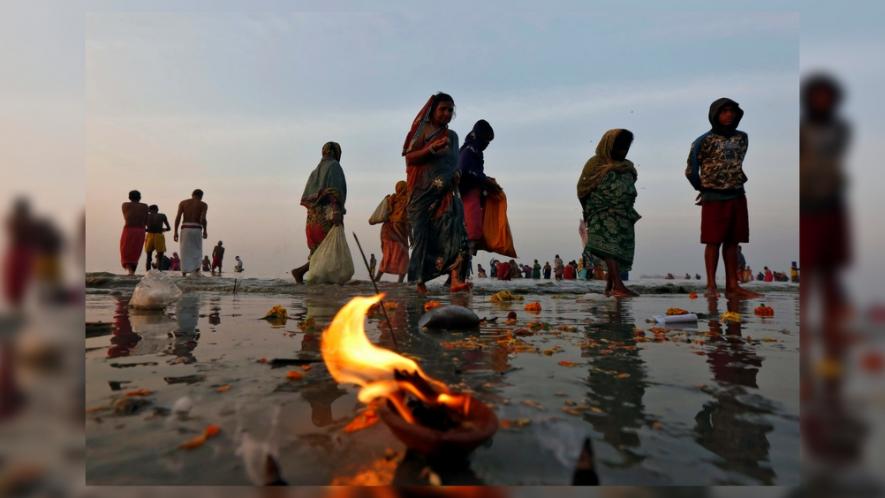 पण आपल्या मुलाचं दुःख पाहवलं न गेल्यानं सूर्य त्याच्या घरी गेले. यावेळी घरामध्ये तीळ सोडून सगळं जळालं होतं. त्याने सूर्यदेवाला याचाच भोग लावला. यामुळे भारावलेल्या सूर्यदेवाने त्याचे वैभव त्याला परत केले. यामुळे यादिवशी तीळ खाण्याची परंपरा सुरू झाली. पण आपल्या मुलाचं दुःख पाहवलं न गेल्यानं सूर्य त्याच्या घरी गेले. यावेळी घरामध्ये तीळ सोडून सगळं जळालं होतं. त्याने सूर्यदेवाला याचाच भोग लावला. यामुळे भारावलेल्या सूर्यदेवाने त्याचे वैभव त्याला परत केले. यामुळे यादिवशी तीळ खाण्याची परंपरा सुरू झाली.