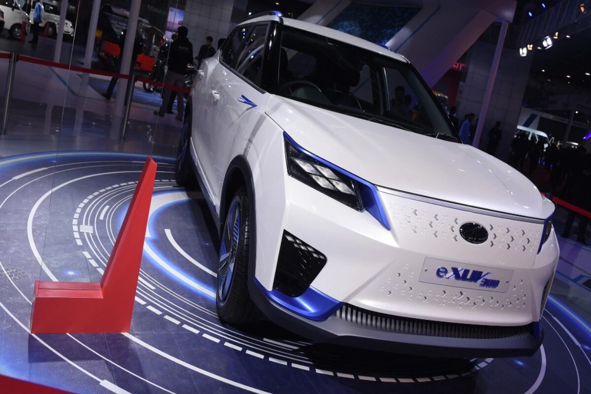 Maruti, Mahindra आणि Tata सारख्या कंपन्या सर्वसामान्यांच्या बजेटमध्ये येणाऱ्या इलेक्ट्रिक कार लाँच करणार आहेत. महिंद्रा येणाऱ्या दिवसांत पॉप्युलर XUV300 चं इलेक्ट्रिक वेरिएंट लाँच करणार आहे. या कारला 2020 च्या ऑटो एक्स्पोमध्ये पहिल्यांदा प्रदर्शित करण्यात आलं होतं. मिळालेल्या माहितीनुसार, या कारची किंमत 13 लाख रुपये असू शकते. Maruti, Mahindra आणि Tata सारख्या कंपन्या सर्वसामान्यांच्या बजेटमध्ये येणाऱ्या इलेक्ट्रिक कार लाँच करणार आहेत. महिंद्रा येणाऱ्या दिवसांत पॉप्युलर XUV300 चं इलेक्ट्रिक वेरिएंट लाँच करणार आहे. या कारला 2020 च्या ऑटो एक्स्पोमध्ये पहिल्यांदा प्रदर्शित करण्यात आलं होतं. मिळालेल्या माहितीनुसार, या कारची किंमत 13 लाख रुपये असू शकते.