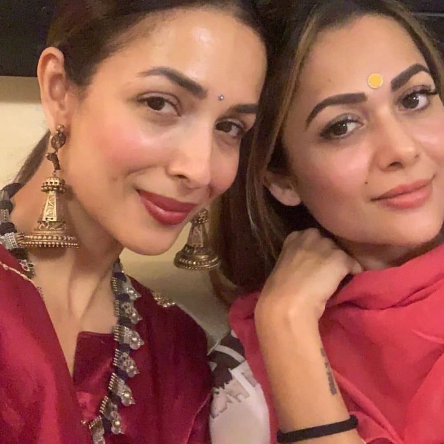 या फोटोमध्ये दोघी बहिणी इंडियन लूकमध्ये दिसत आहेत. दोघींनी देखील टिकली लावली असून खूपच सुंदर दिसत आहेत. (Image: Instagram) या फोटोमध्ये दोघी बहिणी इंडियन लूकमध्ये दिसत आहेत. दोघींनी देखील टिकली लावली असून खूपच सुंदर दिसत आहेत. (Image: Instagram)