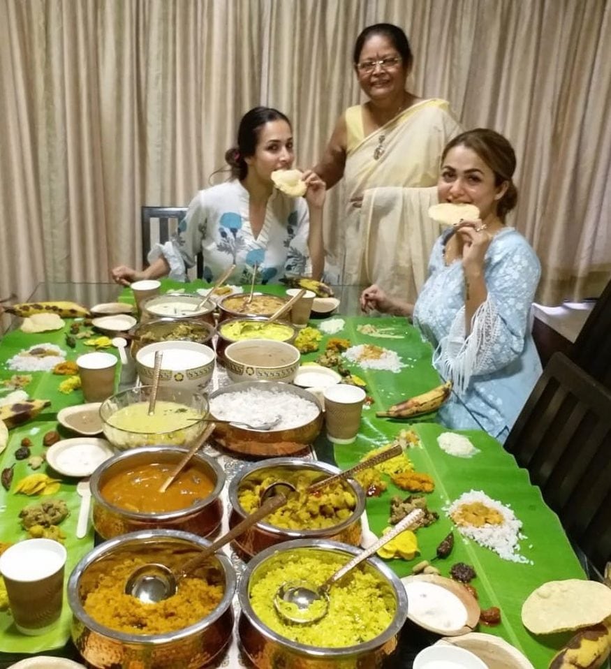 या फोटोमध्ये मलायका आणि अमृता यांच्यासोबत त्यांची आई दिसत आहे. दोघी बहिणी डायनिंग टेबलवर बसून केळीच्या पानावर जेवण करताना दिसत आहेत. (Image: Instagram) या फोटोमध्ये मलायका आणि अमृता यांच्यासोबत त्यांची आई दिसत आहे. दोघी बहिणी डायनिंग टेबलवर बसून केळीच्या पानावर जेवण करताना दिसत आहेत. (Image: Instagram)
