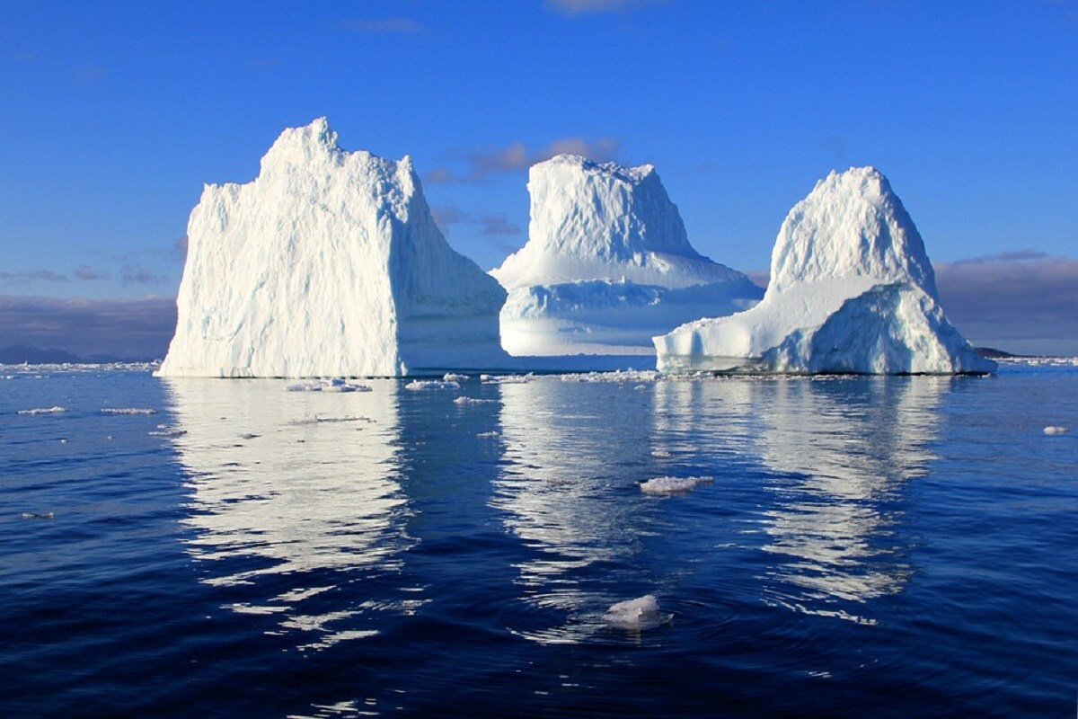 एका नवीन अभ्यासानुसार, अंटार्टिकामध्ये (Antarctica) बर्फाचे कडे वितळण्यास सुरुवात झाल्यामुळे पृथ्वीवर नवीन हिमयुग येण्याची शक्यता आहे. एका नवीन अभ्यासानुसार, अंटार्टिकामध्ये (Antarctica) बर्फाचे कडे वितळण्यास सुरुवात झाल्यामुळे पृथ्वीवर नवीन हिमयुग येण्याची शक्यता आहे.