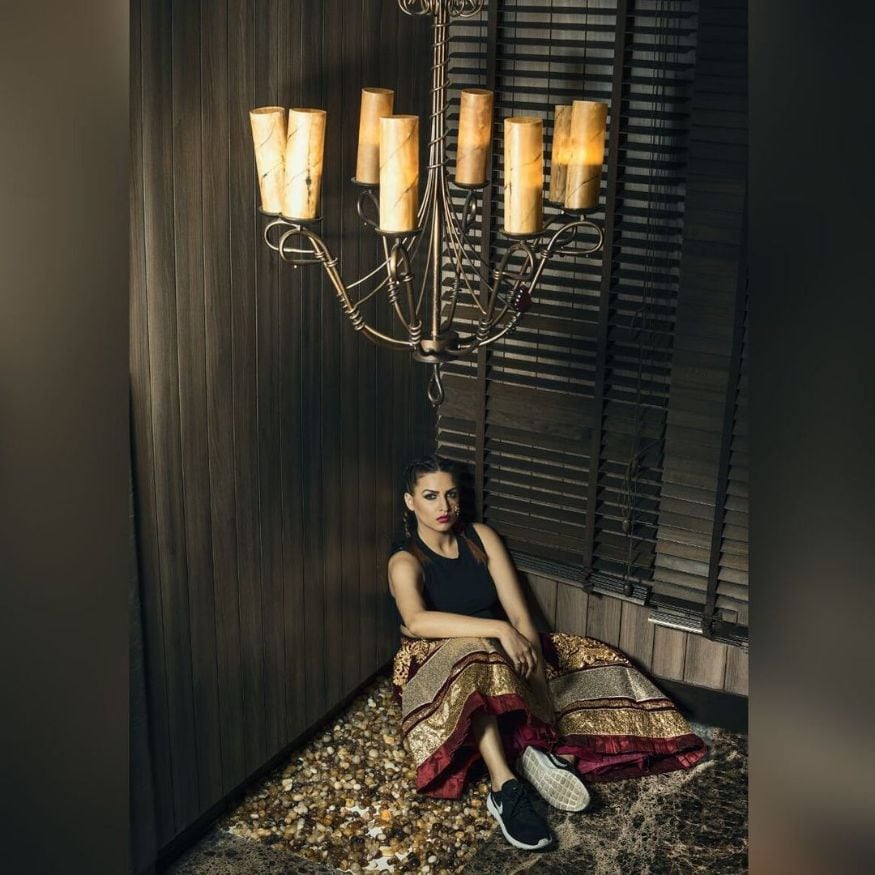 बिग बॉसमधून(Bigg Boss) बाहेर पडल्यानंतर या दोघांनी अनेक म्युझिक अल्बम आणि फोटोशूट एकत्र केले आहेत. त्यांच्या फोटोंना आणि गाण्यांना चाहत्यांकडून प्रतिसाद देखील मिळाला आहे. सोनेरी आणि चंदेरी रंगाच्या घागऱ्यामधील या फोटोमध्ये हिमांशी फोटोशूटसाठी पोज देताना दिसून येत आहे. (Image: Instagram) बिग बॉसमधून(Bigg Boss) बाहेर पडल्यानंतर या दोघांनी अनेक म्युझिक अल्बम आणि फोटोशूट एकत्र केले आहेत. त्यांच्या फोटोंना आणि गाण्यांना चाहत्यांकडून प्रतिसाद देखील मिळाला आहे. सोनेरी आणि चंदेरी रंगाच्या घागऱ्यामधील या फोटोमध्ये हिमांशी फोटोशूटसाठी पोज देताना दिसून येत आहे. (Image: Instagram)