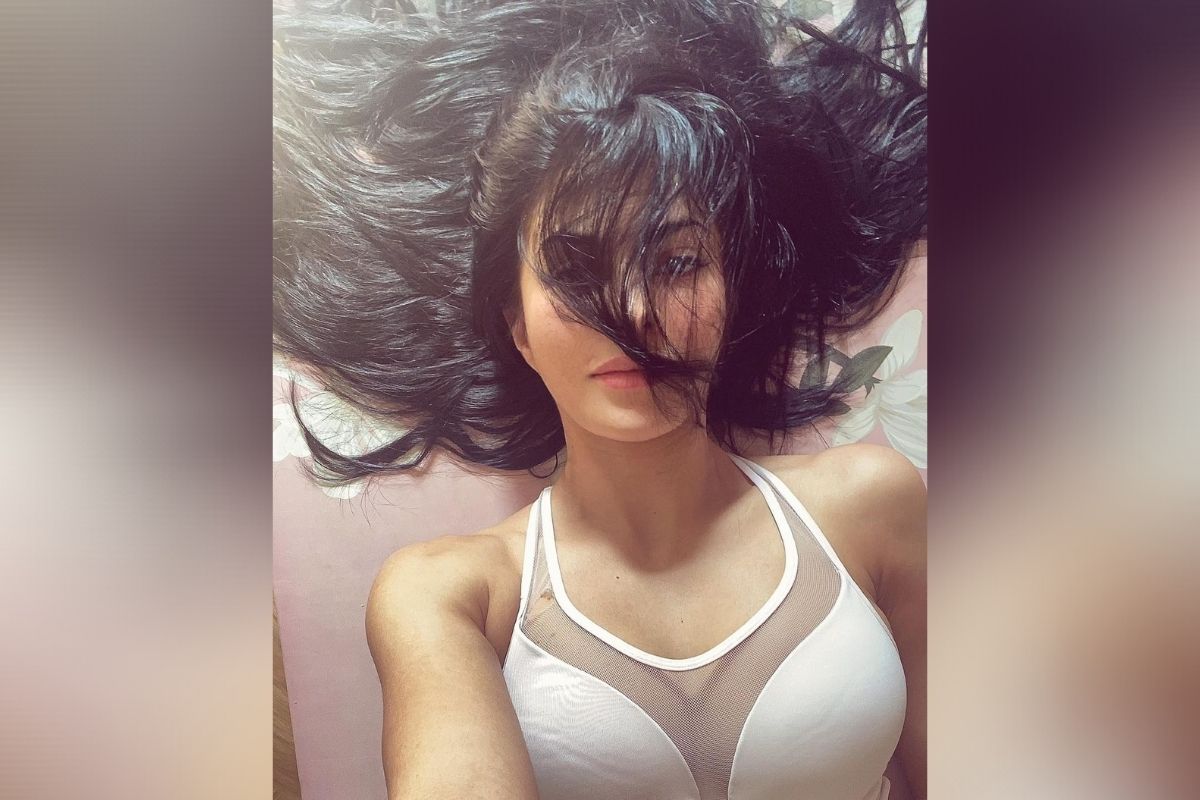 हे दोन फोटो पोस्ट करताना जॅकलिनने असं लिहिलं की- आज प्रत्येकाचा दिवस चांगला जावो! सर्वजण निरोगी आणि आनंदी रहा! जॅकलीनच्या या फोटोला लाखो लोकांनी पसंत केलं आहे. तसेच अनेक बॉलीवूड कलाकारांसोबतच चाहत्यांनी तिच्या पोस्टवर कमेंट करत कौतुकाचा वर्षाव केला आहे. (फोटो साभार- इन्स्टाग्राम jacquelinef143) हे दोन फोटो पोस्ट करताना जॅकलिनने असं लिहिलं की- आज प्रत्येकाचा दिवस चांगला जावो! सर्वजण निरोगी आणि आनंदी रहा! जॅकलीनच्या या फोटोला लाखो लोकांनी पसंत केलं आहे. तसेच अनेक बॉलीवूड कलाकारांसोबतच चाहत्यांनी तिच्या पोस्टवर कमेंट करत कौतुकाचा वर्षाव केला आहे. (फोटो साभार- इन्स्टाग्राम jacquelinef143)