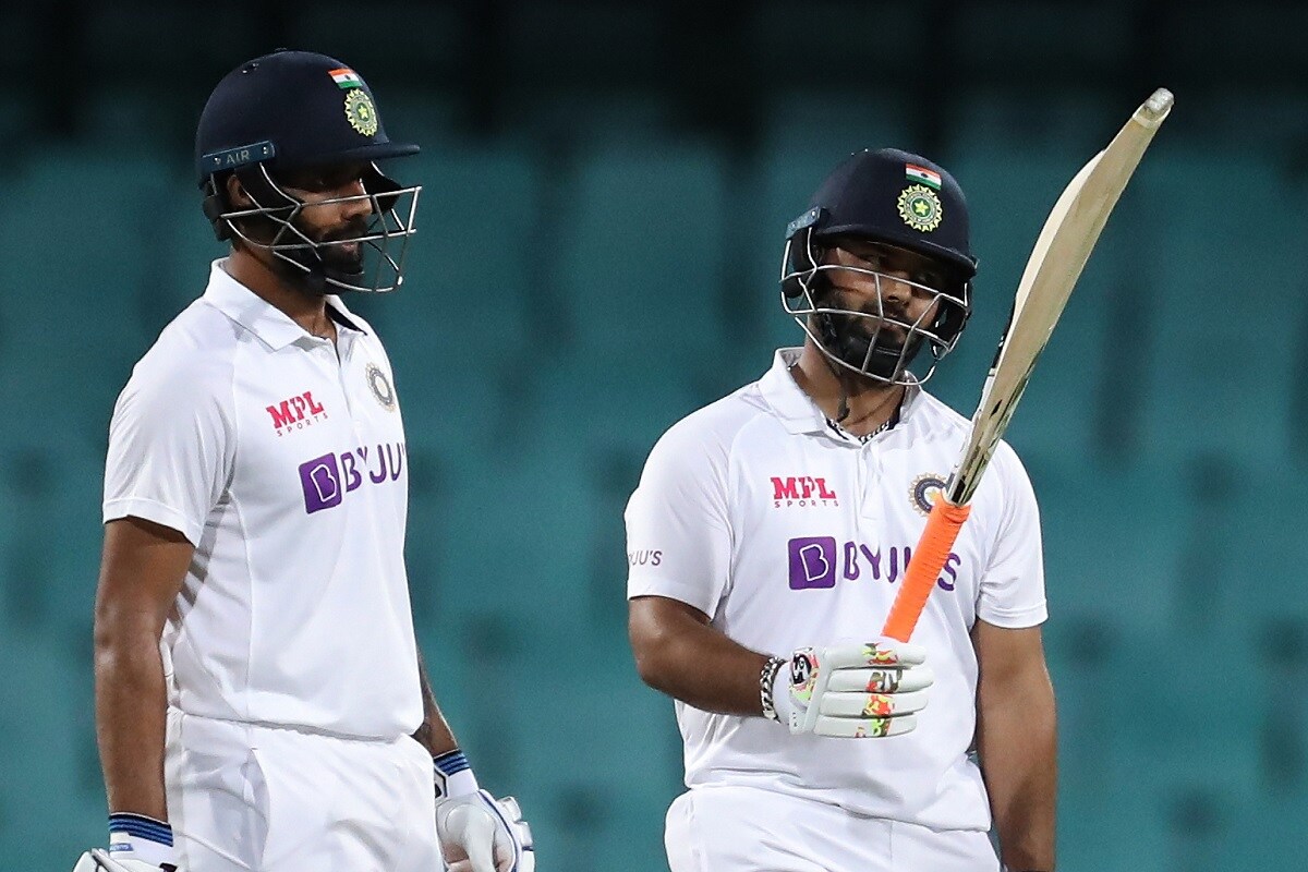 भारतीय टीमकडून टेस्ट मॅचमध्ये १ हजार रन करणारा ऋषभ पंत (Rishabh Pant) सातवा विकेटकिपर ठरला आहे. या रन त्याने 27 इनिंगमध्ये पूर्ण केल्या आहेत. याचबरोबर सर्वात जलद 1 हजार रन पूर्ण करण्याचा विक्रम देखील त्याने केला आहे. धोनीने 32 टेस्ट इनिंगमध्ये हा रेकॉर्ड केला होता. भारतीय टीमकडून टेस्ट मॅचमध्ये १ हजार रन करणारा ऋषभ पंत (Rishabh Pant) सातवा विकेटकिपर ठरला आहे. या रन त्याने 27 इनिंगमध्ये पूर्ण केल्या आहेत. याचबरोबर सर्वात जलद 1 हजार रन पूर्ण करण्याचा विक्रम देखील त्याने केला आहे. धोनीने 32 टेस्ट इनिंगमध्ये हा रेकॉर्ड केला होता.