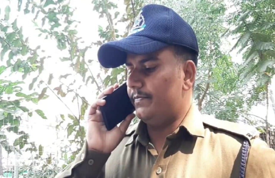 विवेक (Vivek Parmar) यांनी तीन वर्षांपासून पत्नी ग्वाल्हेरमध्ये काम करत असल्याने सांगितल्यानंतर अमिताभ बच्चन(Amitabh Bachhan) यांनी दोन शहरात काम करणाऱ्या अशा जोडप्यांना एकाच शहरात काम करण्याची संधी दिली पाहिजे, असं म्हटलं होतं. तसेच या मध्य प्रदेश पोलिसांनी परमार दाम्पत्याबद्दल विचार करावा असं आवाहनही केलं होतं. त्यांची पत्नी प्रीती सीकरवार त्यांच्या शहरात म्हणजेच ग्वाल्हेरमध्ये त्यांची पोस्टिंग करण्याची विनंती केली होती. विवेक (Vivek Parmar) यांनी तीन वर्षांपासून पत्नी ग्वाल्हेरमध्ये काम करत असल्याने सांगितल्यानंतर अमिताभ बच्चन(Amitabh Bachhan) यांनी दोन शहरात काम करणाऱ्या अशा जोडप्यांना एकाच शहरात काम करण्याची संधी दिली पाहिजे, असं म्हटलं होतं. तसेच या मध्य प्रदेश पोलिसांनी परमार दाम्पत्याबद्दल विचार करावा असं आवाहनही केलं होतं. त्यांची पत्नी प्रीती सीकरवार त्यांच्या शहरात म्हणजेच ग्वाल्हेरमध्ये त्यांची पोस्टिंग करण्याची विनंती केली होती.