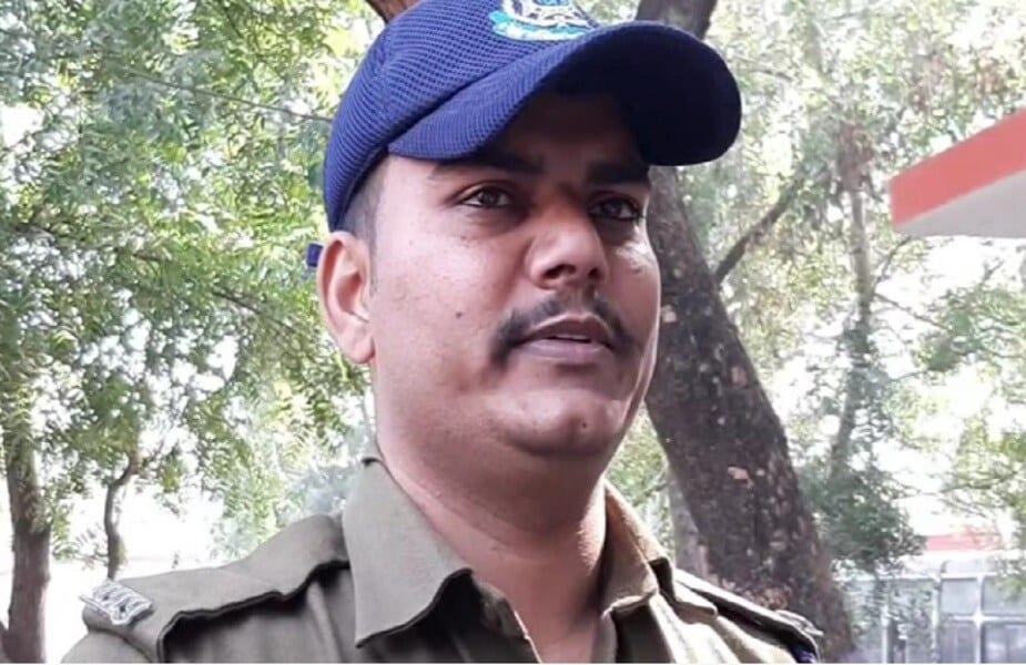 विवेक मागील 3 वर्षांपासून यासाठी प्रयत्न करत होते. परंतु त्यांच्या बदलीची दखल घेतली जात नव्हती. या कार्यक्रमात बच्चन (Amitabh Bachhan) यांनी शिफारस केल्यानंतर त्यांची बदली झाली. पोलीस अधीक्षकांनी (SP) त्यांच्या बदलीसाठी मुख्यालयामध्ये पत्र पाठवल्यानंतर हे प्रकरण उजेडात आलं. विवेक मागील 3 वर्षांपासून यासाठी प्रयत्न करत होते. परंतु त्यांच्या बदलीची दखल घेतली जात नव्हती. या कार्यक्रमात बच्चन (Amitabh Bachhan) यांनी शिफारस केल्यानंतर त्यांची बदली झाली. पोलीस अधीक्षकांनी (SP) त्यांच्या बदलीसाठी मुख्यालयामध्ये पत्र पाठवल्यानंतर हे प्रकरण उजेडात आलं.
