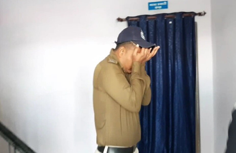 5 बच्चन यांनी शिफारस केल्यानंतर त्यांची बदली झाली. पण यामध्ये त्यांची बदली ग्वाल्हेरला करण्याऐवजी त्यांच्या पत्नीची बदली मंदसौरला करण्यात आली. यामुळे बच्चन (Amitabh Bachhan) यांच्या शिफारशीचा परिणाम उलटा झाल्याचे पाहायला मिळाले. सरकारच्या या निर्णयाचा दोघांना फटका बसला असून त्यांच्या कुटुंबियांना देखील यामुळे मानसिक त्रास सहन करावा लागत आहे. 5 बच्चन यांनी शिफारस केल्यानंतर त्यांची बदली झाली. पण यामध्ये त्यांची बदली ग्वाल्हेरला करण्याऐवजी त्यांच्या पत्नीची बदली मंदसौरला करण्यात आली. यामुळे बच्चन (Amitabh Bachhan) यांच्या शिफारशीचा परिणाम उलटा झाल्याचे पाहायला मिळाले. सरकारच्या या निर्णयाचा दोघांना फटका बसला असून त्यांच्या कुटुंबियांना देखील यामुळे मानसिक त्रास सहन करावा लागत आहे.