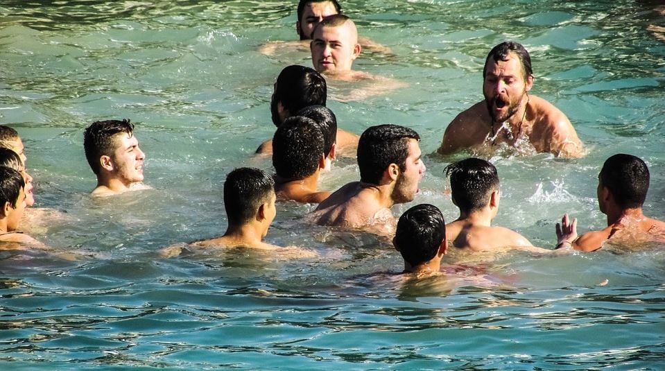 पूर्वेकडील देशांमध्ये ईसाई एपिफेनी जॉर्डन नदीत क्राईस्टच्या संस्कार दिवसाच्या आठवणीत हे पर्व साजरं केलं जातं, आणि त्यामुळेच पवित्र मानल्या जाणाऱ्या एखाद्या सरोवरात किंवा नदीत स्नान केलं जातं. (Image : Pixabay) पूर्वेकडील देशांमध्ये ईसाई एपिफेनी जॉर्डन नदीत क्राईस्टच्या संस्कार दिवसाच्या आठवणीत हे पर्व साजरं केलं जातं, आणि त्यामुळेच पवित्र मानल्या जाणाऱ्या एखाद्या सरोवरात किंवा नदीत स्नान केलं जातं. (Image : Pixabay)