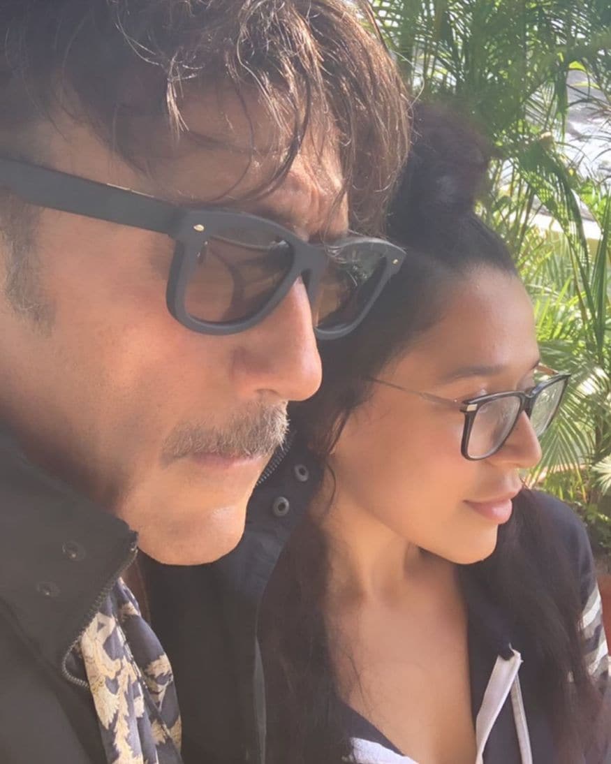वडील जॅकी श्रॉफ (Jacky Shroff) यांच्यासोबतच्या या फोटोंमध्ये दोघांचाही कुल अंदाज दिसत आहे. (फोटो सौजन्य - इन्स्टाग्राम) वडील जॅकी श्रॉफ (Jacky Shroff) यांच्यासोबतच्या या फोटोंमध्ये दोघांचाही कुल अंदाज दिसत आहे. (फोटो सौजन्य - इन्स्टाग्राम)