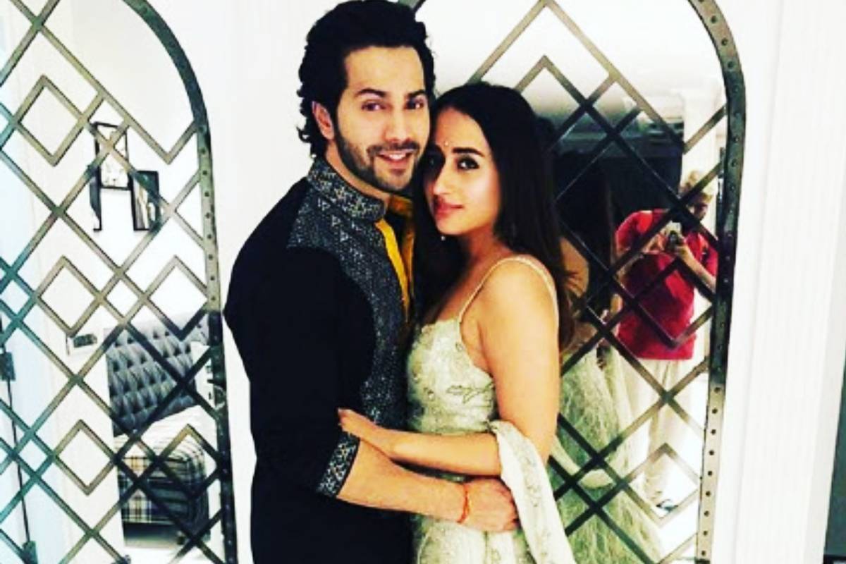 वरुण धवन आज त्याची गर्लफ्रेंड नताशा दलालसोबत लग्नबंधनात अडकणार आहे. नताशा लाईम लाईटपासून अनेकदा लांब असल्याचं दिसतं. पण तिचंही फिल्म इंडस्ट्रीमध्ये मोठं नाव आहे. (Photo Credit- @varundvn/Instagram)