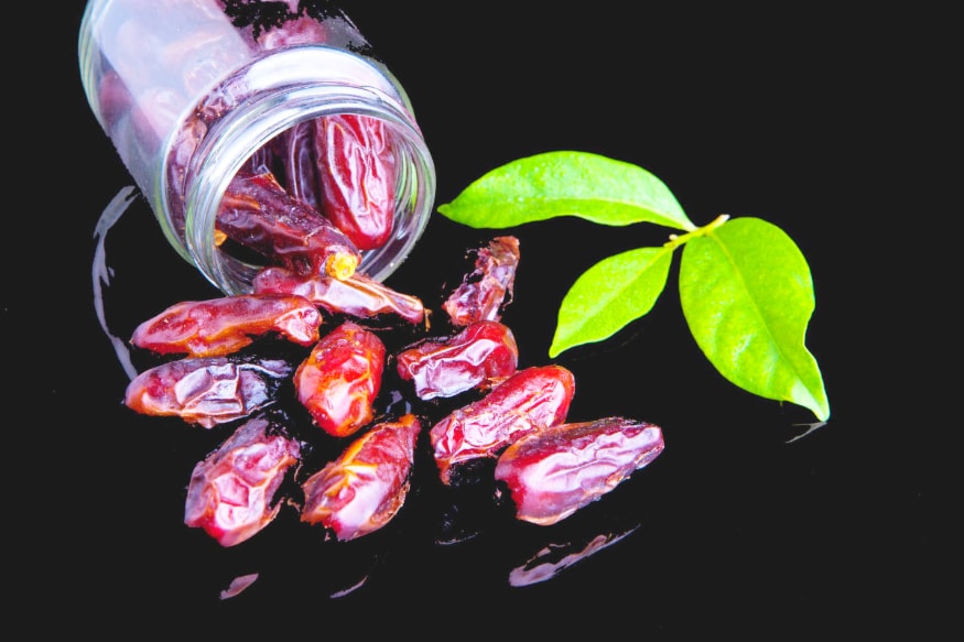 काळे खजूर: ह्यामध्ये Pectin आणि Tonic acid असतात जे gastrik acid सोबत एकत्रीत झाले की पोट फुगण्याची समस्या होऊ शकते. म्हणून, कोणत्याही परिस्थितीत उपाशी पोटी ह्या बिलकुल खाऊ नये. गॅसची तीव्र समस्या असलेल्यांनी ह्या खाण टाळावचं. काळे खजूर: ह्यामध्ये Pectin आणि Tonic acid असतात जे gastrik acid सोबत एकत्रीत झाले की पोट फुगण्याची समस्या होऊ शकते. म्हणून, कोणत्याही परिस्थितीत उपाशी पोटी ह्या बिलकुल खाऊ नये. गॅसची तीव्र समस्या असलेल्यांनी ह्या खाण टाळावचं.
