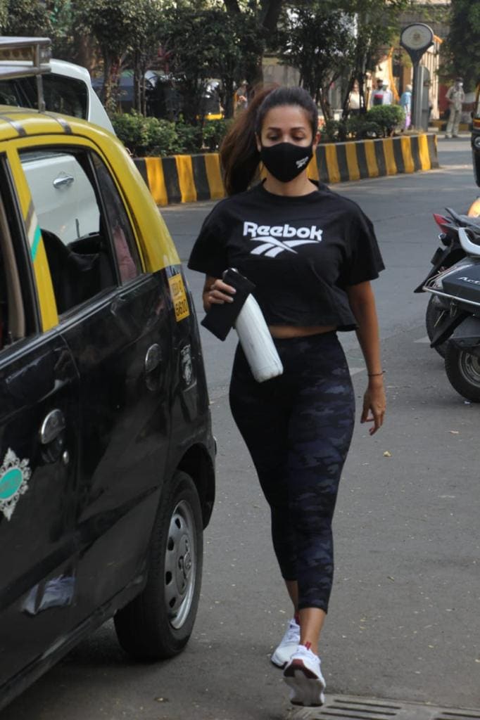 जीम आउटफिट मधले मलायकाचे स्टायलिश फोटोज नेहमीच सोशल मिडीयावर ट्रेंड होत असतात. (Image: Instagram) जीम आउटफिट मधले मलायकाचे स्टायलिश फोटोज नेहमीच सोशल मिडीयावर ट्रेंड होत असतात. (Image: Instagram)