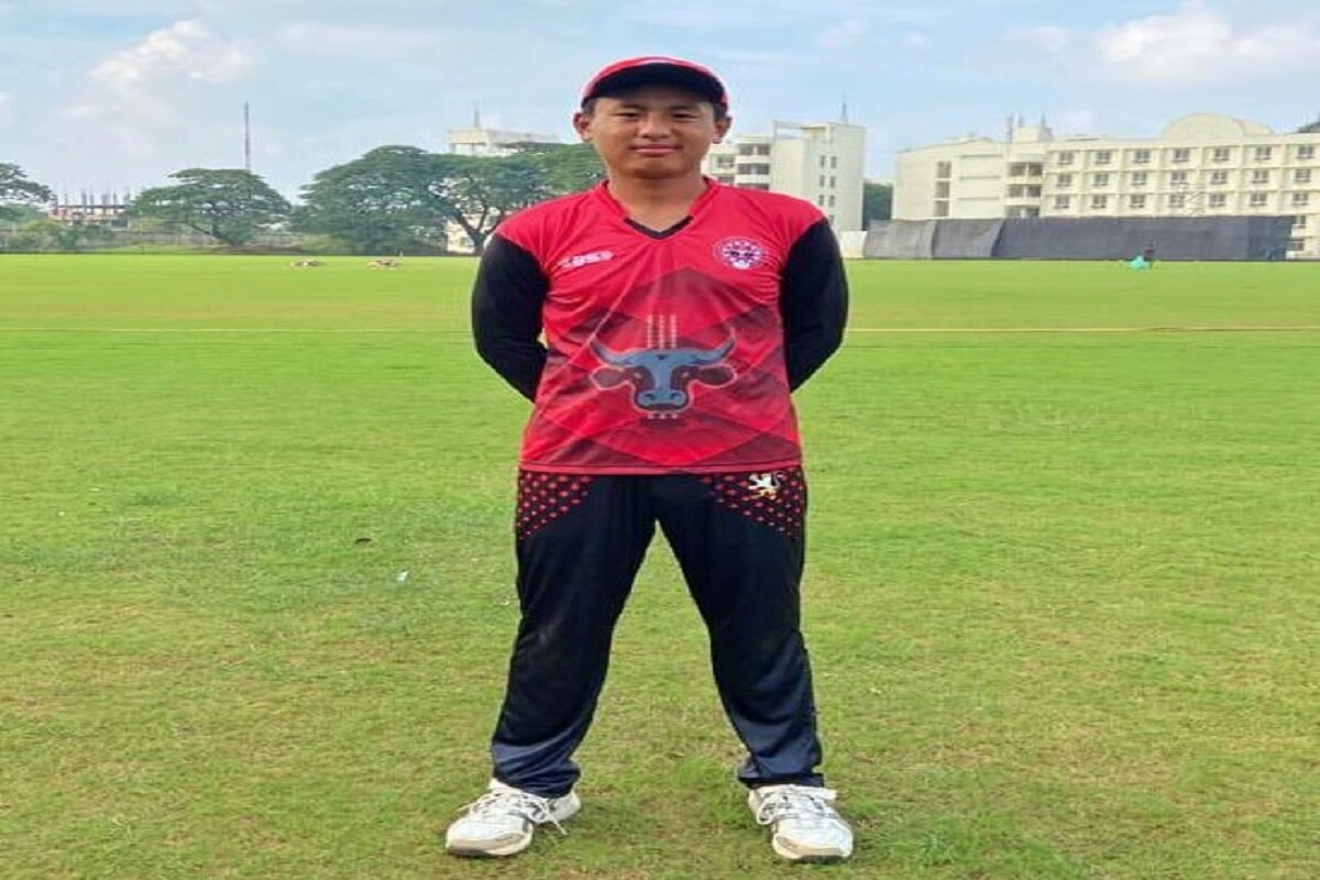 आयपीएलची सगळ्यात मजबूत टीम असलेल्या मुंबई इंडियन्सचं लक्ष आता 14व्या मोसमावर लागलं आहे. यासाठी टीमने काही नवीन नावं जोडण्यासाठी प्रयत्न सुरू केले आहेत. मुंबईने सय्यद मुश्ताक अली ट्रॉफीदरम्यान एका खेळाडूची ट्रायलसाठी निवड केली आहे. लेग स्पिनर ख्रीविस्तो केन्स (Khrievitso Kense) सय्यद मुश्ताक अली ट्रॉफीमध्ये नागालॅण्डकडून खेळला. या खेळाडूचं वय फक्त 16 वर्ष आहे. ख्रीविस्तो केन्सचा खेळ पाहून मुंबई इंडियन्सचा एक अधिकारी प्रभावित झाला. (PC-FACEBOOK Khrievitso Kense)