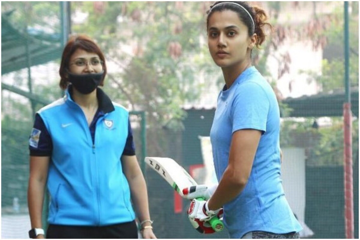 इंडियन महिला क्रिकेट टीमची खेळाडू मिताली राज (Mithali Raj) हिचा बायोपिक 'शाबाश मिट्ठू' (Shabaash Mithu) लवकरच प्रेक्षकांच्या भेटीला येणार आहे. यामध्ये तापसी पन्नू (Taapsee Pannu) मिताली राज हिची भूमिका साकारणार आहे. या चित्रपटाची जोरदार तयारी सुरू झाली असून तापसीनं यासाठी क्रिकेटचा जोरदार सराव सुरू केला आहे. तिच्या या भूमिकेचा एक फोटो तिने नुकताच आपल्या ट्विटर अकाउंटवर शेअर केला आहे. यामध्ये हातात बॅट घेतलेली मितालीच्या भूमिकेतील तापसी यात दिसत आहे. (Taapsee Pannu/Instagram) इंडियन महिला क्रिकेट टीमची खेळाडू मिताली राज (Mithali Raj) हिचा बायोपिक 'शाबाश मिट्ठू' (Shabaash Mithu) लवकरच प्रेक्षकांच्या भेटीला येणार आहे. यामध्ये तापसी पन्नू (Taapsee Pannu) मिताली राज हिची भूमिका साकारणार आहे. या चित्रपटाची जोरदार तयारी सुरू झाली असून तापसीनं यासाठी क्रिकेटचा जोरदार सराव सुरू केला आहे. तिच्या या भूमिकेचा एक फोटो तिने नुकताच आपल्या ट्विटर अकाउंटवर शेअर केला आहे. यामध्ये हातात बॅट घेतलेली मितालीच्या भूमिकेतील तापसी यात दिसत आहे. (Taapsee Pannu/Instagram)