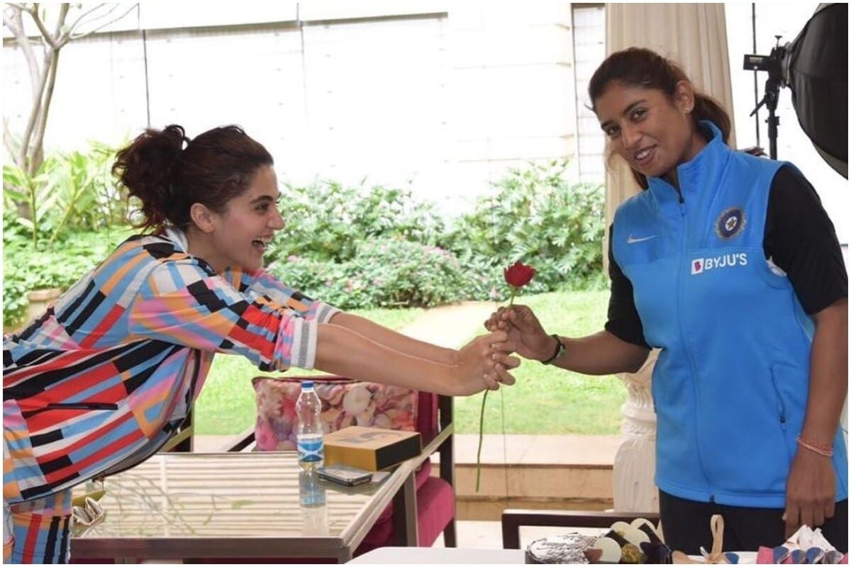 या फोटोमध्ये तापसी मिताली राजबरोबर दिसून येत असून मागील वर्षी मितालीच्या वाढदिवशी तिच्याबरोबरील काही फोटो तापसीनं शेअर केले होते. या चित्रपटाचे दिग्दर्शन राहुल ढोलकिया करणार असून वायाकॉम-18 स्टूडियो या चित्रपटाची निर्मिती करणार आहे. (Taapsee Pannu/Instagram) या फोटोमध्ये तापसी मिताली राजबरोबर दिसून येत असून मागील वर्षी मितालीच्या वाढदिवशी तिच्याबरोबरील काही फोटो तापसीनं शेअर केले होते. या चित्रपटाचे दिग्दर्शन राहुल ढोलकिया करणार असून वायाकॉम-18 स्टूडियो या चित्रपटाची निर्मिती करणार आहे. (Taapsee Pannu/Instagram)