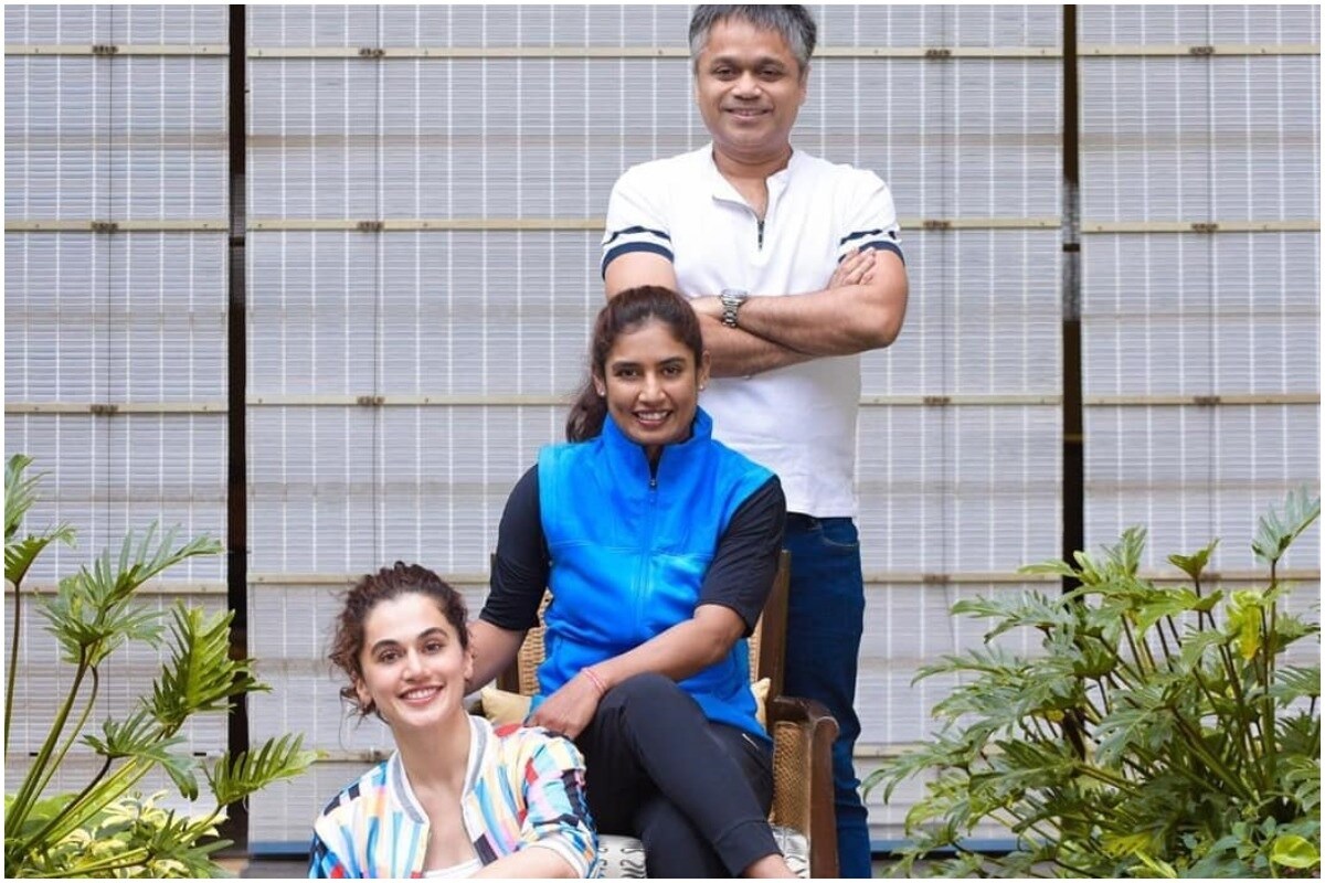 या फोटोमध्ये मिताली राज (Mithali Raj) आणि तापसी पन्नू (Taapsee Pannu) दिसून येत आहे. या चित्रपटाचे एक पोस्टर रिलीज करण्यात आलं आहे. या पोस्टरमध्ये तापसी मितालीसारखा पूल शॉट मारताना दिसून येत आहे. 5 फेब्रुवारी 2021 ला हा चित्रपट रिलीज होणार आहे. (Taapsee Pannu/Instagram) या फोटोमध्ये मिताली राज (Mithali Raj) आणि तापसी पन्नू (Taapsee Pannu) दिसून येत आहे. या चित्रपटाचे एक पोस्टर रिलीज करण्यात आलं आहे. या पोस्टरमध्ये तापसी मितालीसारखा पूल शॉट मारताना दिसून येत आहे. 5 फेब्रुवारी 2021 ला हा चित्रपट रिलीज होणार आहे. (Taapsee Pannu/Instagram)