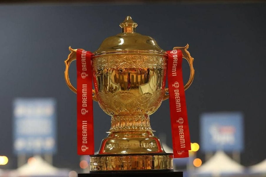 आयपीएलमुळे (IPL) फक्त बीसीसीआयच (BCCI) नाही तर खेळाडूंना देखील मोठा फायदा झाला आहे. विराट कोहली (Virat Kohli) बीसीसीआयच्या करारामधून 7 कोटी रुपये कमावतो. तर दोन महिन्यांच्या आयपीएलमधून त्याला 17 कोटी रुपये मिळतात. रोहित शर्मा, महेंद्रसिंह धोनी आणि जसप्रीत बुमराह यांची देखील हीच स्थिती आहे. फक्त भारतीय क्रिकेटर्सच नाही तर परदेशी क्रिकेटर्स देखील आयपीएलमधून मोठी कमाई करतात. आता 18 फेब्रुवारीला पुन्हा आयपीएलचा लिलाव होणार आहे, त्यावेळीही खेळाडूंवर मोठी बोली लागेल हे निश्चित.