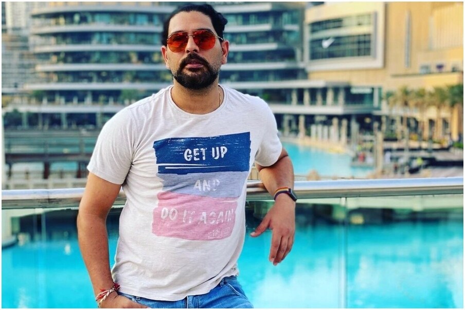 युवराज सिंह (16 कोटी) आयपीएलच्या इतिहासातील सर्वात महागडा खेळाडू युवराजसिंग (Yuvraj Singh) आहे. युवराजला दिल्ली कॅपिटल्सने (delhi capitals) 2015 मध्ये 16 कोटी रुपयांना खरेदी केले होते. रॉयल चॅलेंजर्स बंगळुरुद्वारे (royal challengers bangalore) रिलीज करण्यात आल्यानंतर त्याला दिल्ली कॅपिटल्सने खरेदी केलं. मात्र त्या मोसमात युवराज फक्त 248 रन करु शकला आणि त्याला एक विकेट मिळाली. (Photo - Yuvraj Singh/Instagram) 