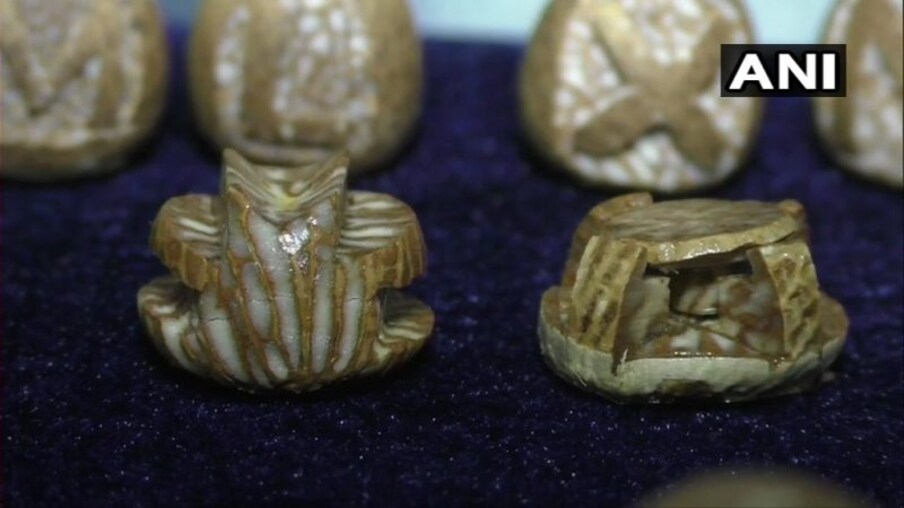 गुजरातच्या सुरत इथे पवन शर्मा यांनी लॉकडाऊनमध्ये सुपारीवर आपलं कौशल्य दाखवलं. राम मंदिर, श्री गणेश, पंतप्रधान नरेंद्र मोदींची कलाकृती इतकच नाही तर अगदी चहाच्या कपाच्या कलाकृतीपासून नावांपर्यंत सुपारीवर उत्कृष्ट पद्धतीनं त्याने कोरीव काम केलं आहे. 