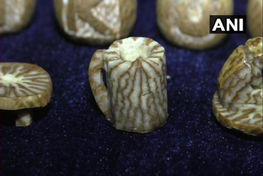 कोरोना आणि लॉकडाऊनमुळे बराच काळ लोक घरी होते. याच दरम्यान लोकांनी केलेले जुगाड, त्यांच्यातील कलाकृती आणि भन्नाट आयडीया सोशल मीडियाद्वारे जगासमोर आल्या. आतापर्यंत तांदूळ, नारळ, खडू यांवर कोरीव काम केलेलं पाहिलं असेल पण सुपारीवर कोरीव काम करण्याची कला एका तरुणाला अवगत आहे.