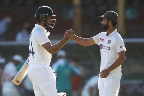 टीम इंडियाचा (Team India) कॅप्टन अजिंक्य रहाणे (Ajinkya Rahane) या कामगिरीवर भलताच खूश आहे. त्यानं या मॅचनंतरच्या पहिल्याच प्रतिक्रियेत टीमची प्रशंसा केली आहे. 