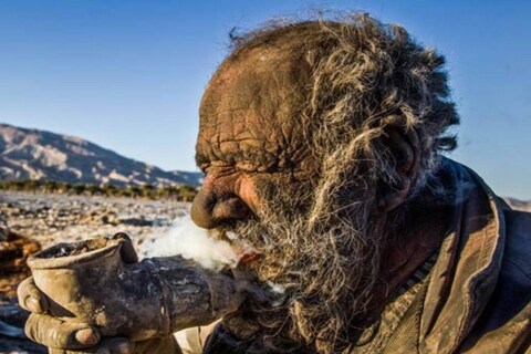 अगदी नुसत्या कल्पनेनंही डोळ्यासमोर अनेक चित्रं उभे राहतील अशा या 67 वर्षांपासून आंघोळ न करणाऱ्या व्यक्तींचं नाव आहे, अमो हाजी. ते इराणमध्ये (Iran) राहतात. 