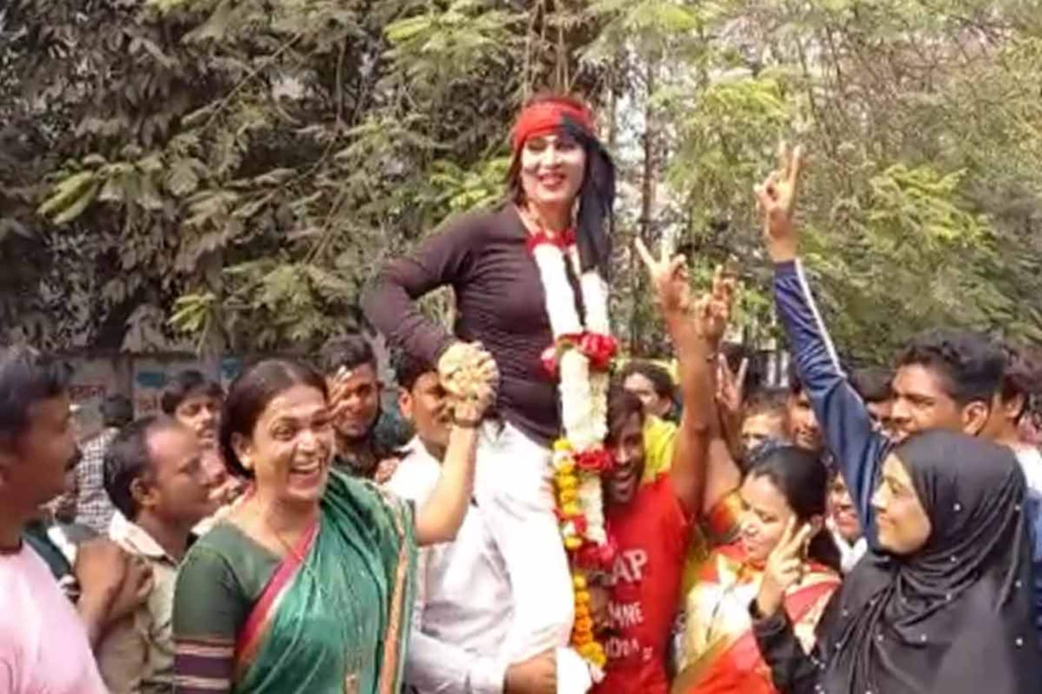 जळगाव जिल्ह्यात 'या' ग्रामपंचायतीत तृतीयपंथी उमेदवारानं खेचून आणली विजयश्री