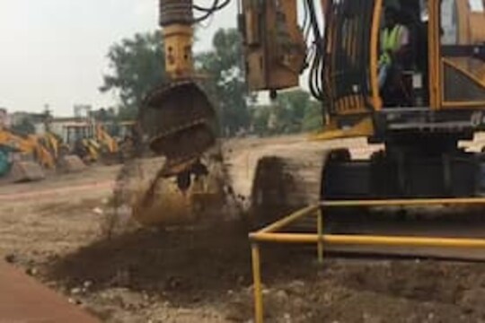 अडथळ्यांवर मात करत अयोध्येतील राम मंदिराच्या पायाभरणीचं काम सुरू