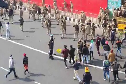 दिल्ली पोलिसांनी (Delhi Police) ठिकठिकाणी अडवल्यामुळे पोलीस आणि आंदोलकांमध्ये झटापट होत असल्याचे समोर आले आहे.