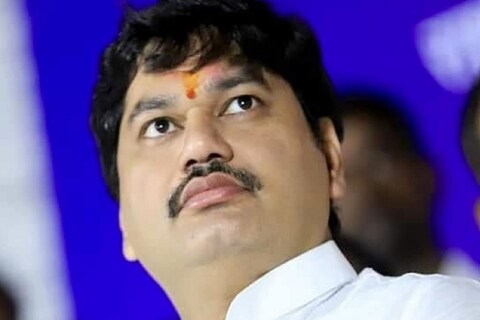 पहिल्यांदाच बीड जिल्ह्यामध्ये आलेल्या धनंजय मुंडे यांचे शिरूर कासार येथील नागरिकांनी जंगी स्वागत केले. 