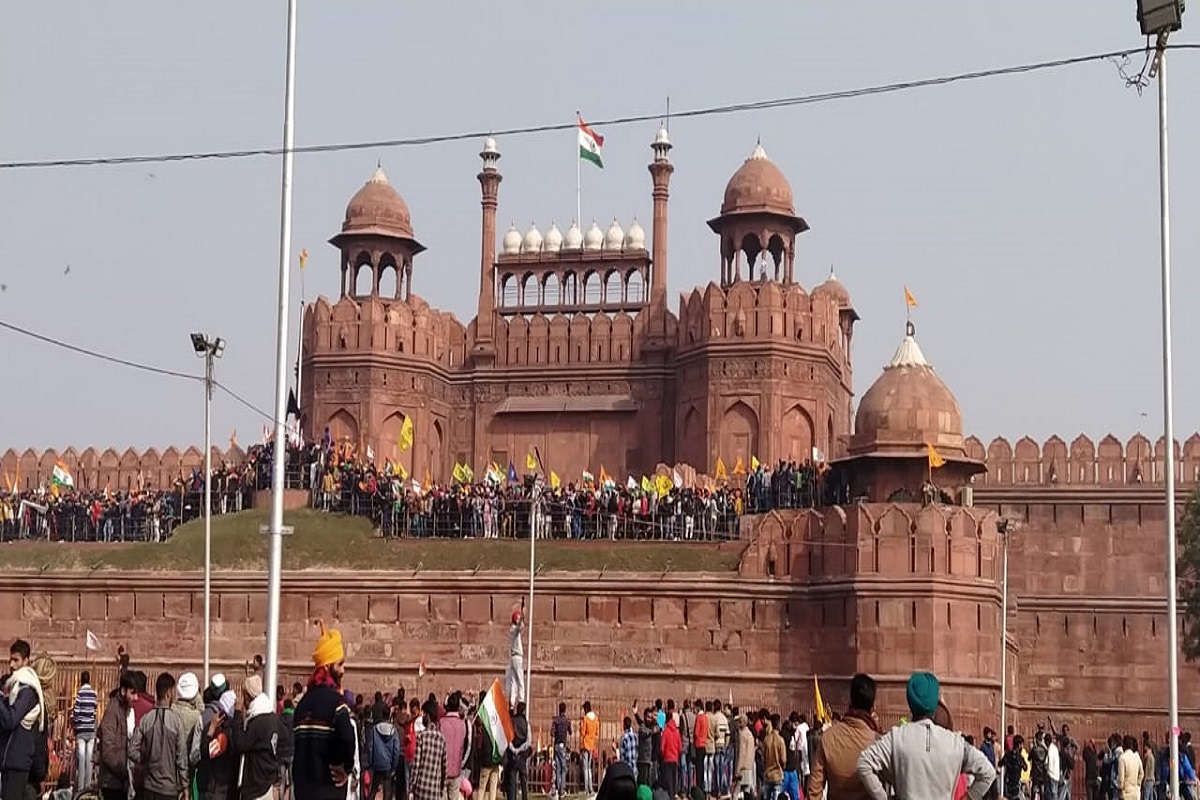 Republic Day violence: 'या' व्यक्तीनं फडकवला लाल किल्ल्यावर झेंडा, कुटुंबीय फरार