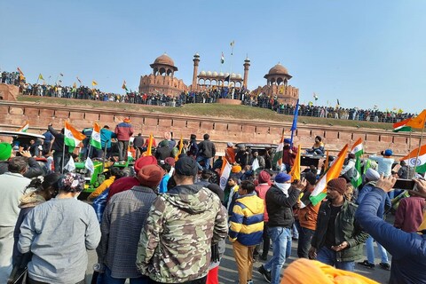Repubic Day 2021: दिल्लीत चालू असलेल्या शेतकरी आंदोलनाला आज एक वेगळचं वळण लागल्याचं चित्र पहायला मिळालं आहे. काही शेतकरी आंदोलकांनी लाल किल्ल्यात घुसून तिथे घुमटावर झेंडा फडकवला. पाहा तिथे काय घडलं त्याचे फोटो