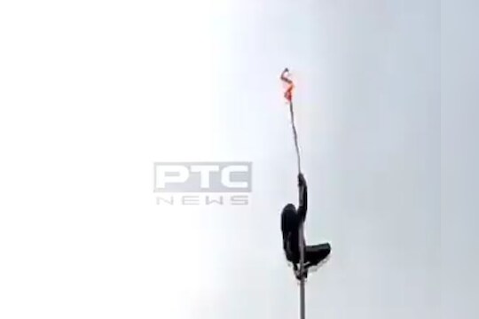 धक्कादायक! आंदोलकानं ध्वजस्तंभावर चढताना काय केलं पाहा; हा VIDEO पाहून काय म्हणाल?