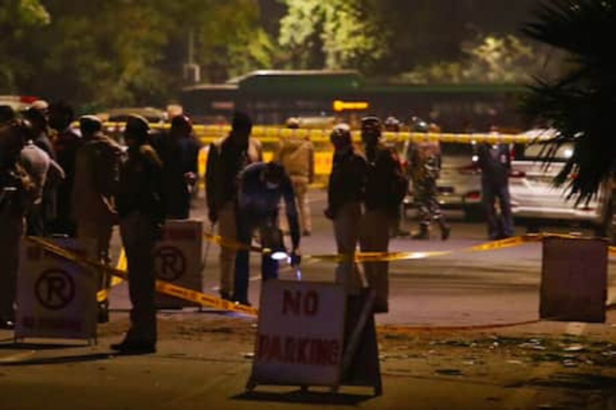 Delhi Blast : इस्रायल दूतवासाजवळ सापडलं बंद पाकीट, दोन संशयीत CCTV मध्ये दिसले