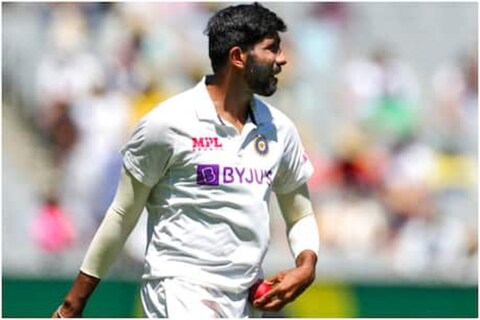 टीम इंडियाच्या (Team India) खेळाडूना उद्देशून सिडनीच्या मैदानात (SCG) वर्णद्वेषी टिप्पणी करण्यात आली आहे. या प्रकरणाची टीम मॅनेजमेंटनं गंभीर दखल घेतली असून मॅच रेफ्रीकडं तक्रार केली आहे.