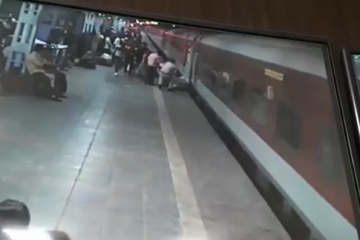 चालत्या गाडीत चढताना अडकला 79 वर्षांचा प्रवासी, RPF जवानामुळे वाचला जीव