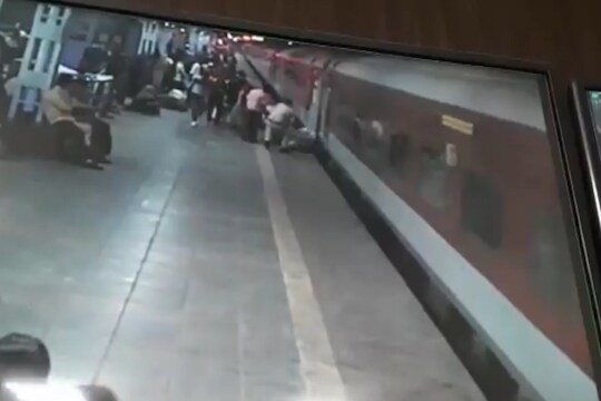 चालत्या गाडीत चढताना अडकला 79 वर्षांचा प्रवासी, RPF जवानामुळे वाचला जीव