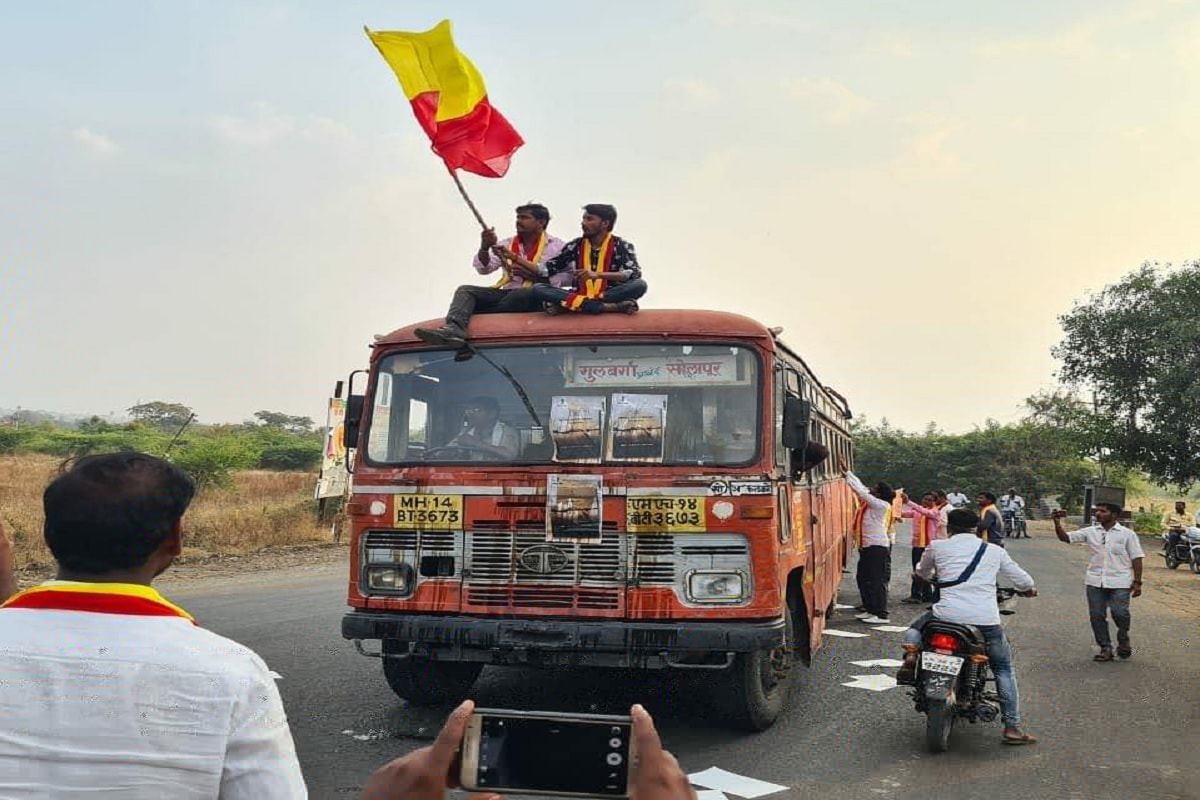 कर्नाटकात (Karanataka) ज्या भागात मराठी (Marathi) भाषा बोलणाऱ्यांची संख्या जास्त आहे, असे भाग महाराष्ट्रात समाविष्ट करून घेण्यासाठी महाराष्ट्र सरकार कटिबद्ध आहे, अशी घोषणा महाराष्ट्राचे मुख्यमंत्री उद्धव ठाकरे (Uddhav Thackeray) यांनी केली. कर्नाटकात (Karanataka) ज्या भागात मराठी (Marathi) भाषा बोलणाऱ्यांची संख्या जास्त आहे, असे भाग महाराष्ट्रात समाविष्ट करून घेण्यासाठी महाराष्ट्र सरकार कटिबद्ध आहे, अशी घोषणा महाराष्ट्राचे मुख्यमंत्री उद्धव ठाकरे (Uddhav Thackeray) यांनी केली.