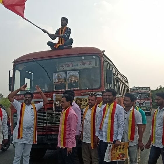 महाराष्ट्र-कर्नाटक सीमावादावर तोडगा निघेपर्यंत विवादास्पद भाग केंद्रशासित प्रदेश म्हणून घोषित करावा, अशी मागणी उद्धव ठाकरे यांनी केली होती महाराष्ट्र-कर्नाटक सीमावादावर तोडगा निघेपर्यंत विवादास्पद भाग केंद्रशासित प्रदेश म्हणून घोषित करावा, अशी मागणी उद्धव ठाकरे यांनी केली होती