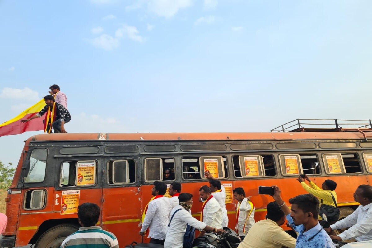 याशिवाय त्यांनी गाडीवर काळी शाई देखील फेकल्याने महाराष्ट्रातून या घटनेचा निषेध केला जात आहे. याशिवाय त्यांनी गाडीवर काळी शाई देखील फेकल्याने महाराष्ट्रातून या घटनेचा निषेध केला जात आहे.