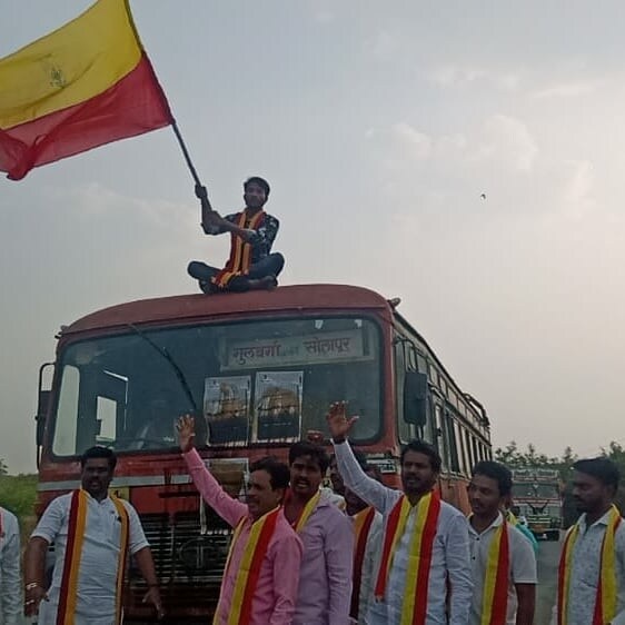 विशेष म्हणजे या संघटनांनी सोलापूरला येणारी गाडी मध्येच अडून हा प्रकार केला. त्यांनी गाडीच्या टपावर चढून झेंडे फडकवत अशाप्रकारे हैदोस घातला विशेष म्हणजे या संघटनांनी सोलापूरला येणारी गाडी मध्येच अडून हा प्रकार केला. त्यांनी गाडीच्या टपावर चढून झेंडे फडकवत अशाप्रकारे हैदोस घातला